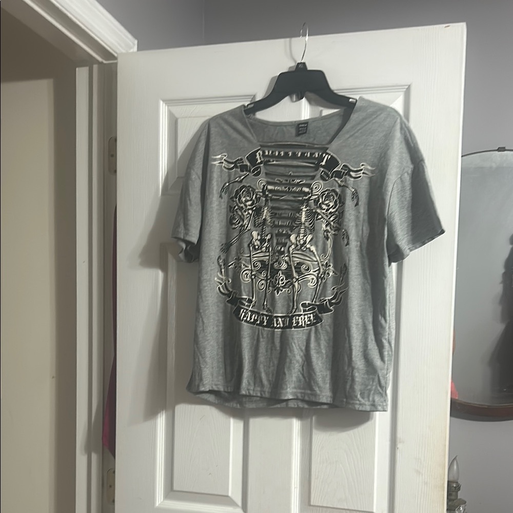SHEIN Gray Short Sleeve Tee with Graphic Design
